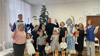 Подарки от депутатов. Михаил Ждан выполнил поручение Сергея Пахомова и поздравил детей с Новым годом
