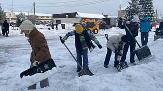 Эх, навалимся! Жители Ельдигино устроили флешмоб по уборке снега