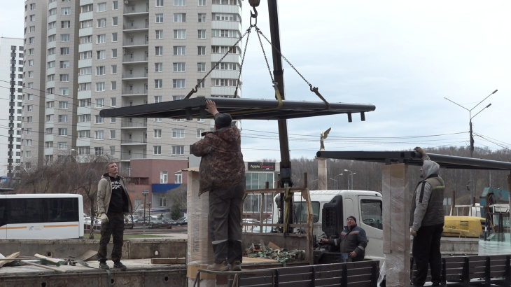 В Пушкино меняют остановочные павильоны. Работы проводят в рамках комплексного благоустройства территории