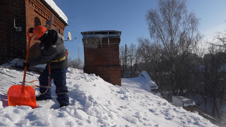 Чистка крыш от снега в Красноармейске 
