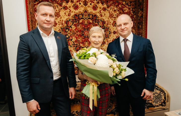 Максим Красноцветов и Михаил Ждан поздравили Галину Гриб с приобретением новой квартиры