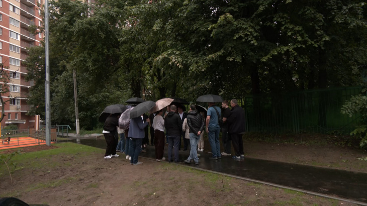 Встреча на Бережке. Депутаты пообщались с жителями микрорайона по поводу благоустройства двора