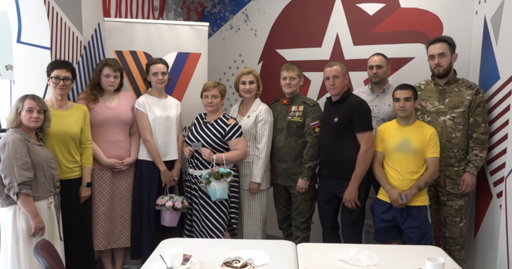 Инна Орлова вручила карточки членов Пушкинского отделения ассоциации ветеранов СВО