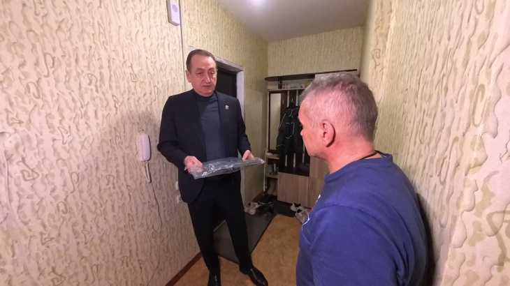 В Ивантеевке демобилизованному участнику СВО Вячеславу Афанасьеву передали ноутбук