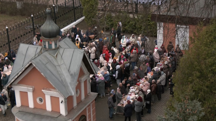 На территории Смоленского храма в Ивантеевке перед Пасхой организовали благотворительную ярмарку