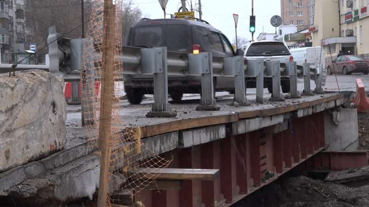 Депутаты проверили, как идёт капитальный ремонт моста на Пушкинском шоссе 