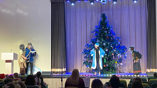 «Новогодний переполох». В гимназии №10 состоялась премьера необычного музыкального шоу