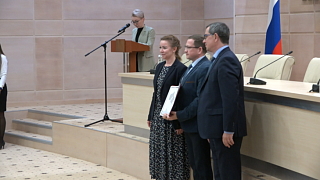 Первый в очереди. Пушкинский врач получил сертификат «Соципотеки» в Доме Правительства