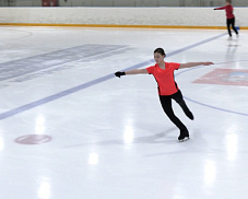 На лёд спортивного комплекса «Лидер» вышли мамы, бабушки, дети разных возрастов