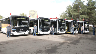 Ключи от новых автобусов большого класса вручил Максим Красноцветов сотрудникам МАП №10