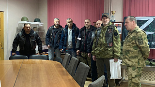 Пушкинских "Ночных Волков" и школьников познакомили с выставкой, посвящённой СВО