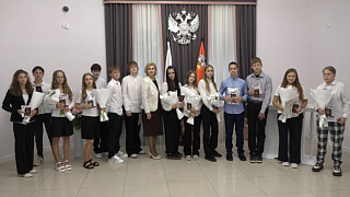 Пушкинские подростки получили паспорта в торжественной обстановке