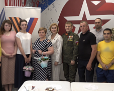 Инна Орлова вручила карточки членов Пушкинского отделения ассоциации ветеранов СВО