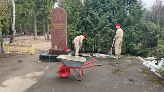 Готовимся к 9 мая. «Волонтёры Победы» и юнармия приводят мемориалы в порядок