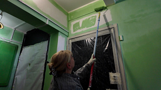 В округе Пушкинский продолжаются работы по обновлению подъездов в многоквартирных домах