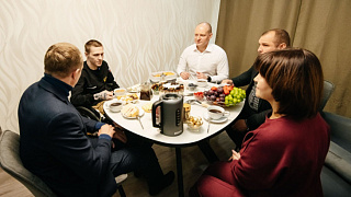 Глава округа поздравил с 30-летием участника СВО Дмитрия Медведева