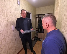 В Ивантеевке демобилизованному участнику СВО Вячеславу Афанасьеву передали ноутбук