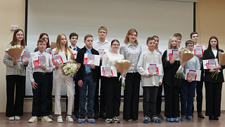 Мы - граждане России. В День Конституции РФ 15 жителей округа получили свои первые паспорта