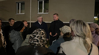 Михаил Ждан встретился с жителями микрорайона Дзержинец по поводу отопления 