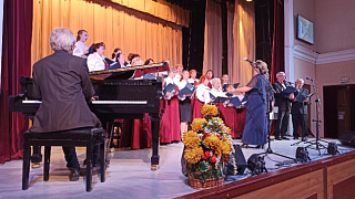 «Виктория» поздравила пожилых. В честь праздника хор ветеранов дал концерт в ДК «Пушкино»
