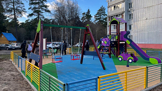 Жители улицы Лесной в Мамонтовке наконец-то увидели новую детскую площадку