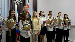 Тринадцать школьников получили свои первые паспорта