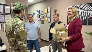 Гуманитарную помощь для военных передали сотрудники компании «Пластик Он Лайн»