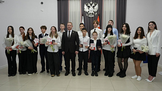 Первый и главный документ. 14 пушкинских школьников получили первые паспорта