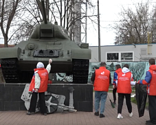 Сквер возле танка Т-34 привели в порядок «Волонтеры Подмосковья»