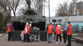 Сквер возле танка Т-34 привели в порядок «Волонтеры Подмосковья»