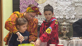 Побывали в русской избе. В Красноармейске прошёл мастер-класс по изготовлению вафель