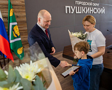 Максим Красноцветов вручил двум семьям сертификаты на переселение из аварийного жилья