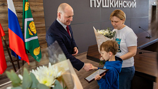 Максим Красноцветов вручил двум семьям сертификаты на переселение из аварийного жилья