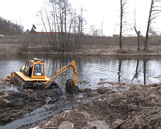 Депутаты осмотрели ход работ на реке Уче в Ивантеевке