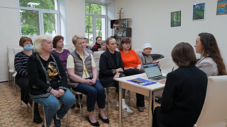 Активные долголеты голосуют. Им рассказали о предварительном голосовании партии «Единая Россия» 