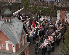 На территории Смоленского храма в Ивантеевке перед Пасхой организовали благотворительную ярмарку