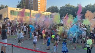 Весело и красочно отметили День молодежи в Пушкинском. Четыре площадки для отдыха и развлечений