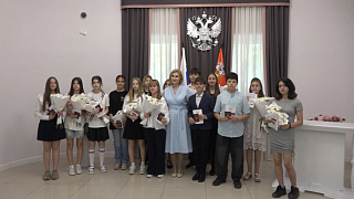 В Пушкино 14 школьников получили первые паспорта в преддверии Дня России