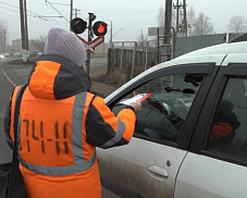 Водителям напомнили правила пользования ж/д переездом. Очередной рейд прошёл в Софрино 