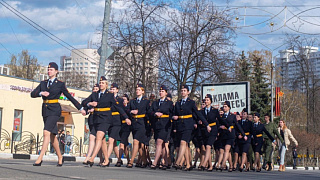Более 200 участников будущего парада шагали по Московскому проспекту