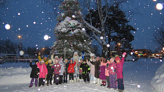 На площадке Городского Дворца Культуры города Красноармейска проводили новогоднюю ёлочку!