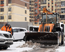 В Новом Пушкино очищают дворы от снега 