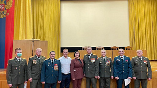 Депутаты местного отделения партии «Единая Россия» поздравили ветеранов и работников военного госпиталя.